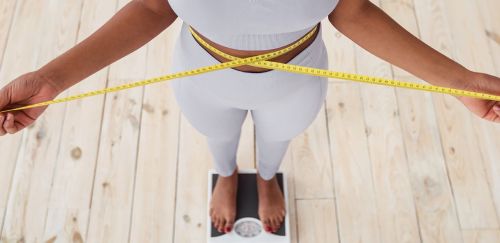 Femme préparant un repas sain dans la cuisine